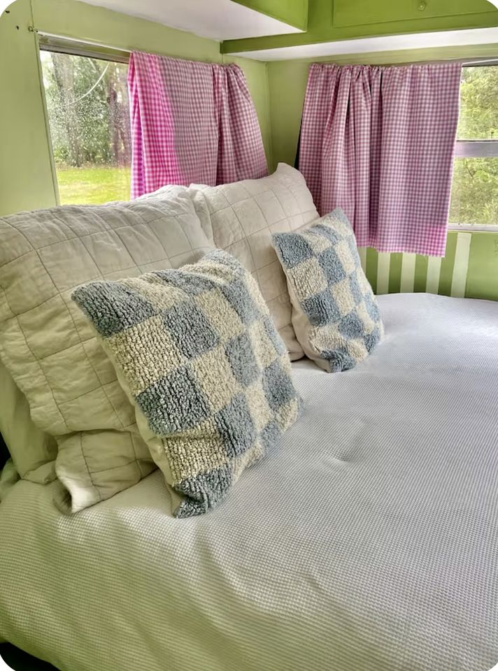 Cute Retro Caravan for a Unique Romantic Getaway Next to the Water near Oakdale, New South Wales