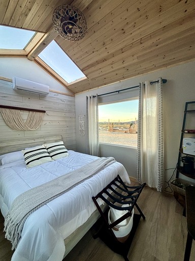 Delightful Cozy Cabin for a Serene Couples Retreat in Joshua Tree, California | Cabins (Joshua Tree, California, United States of America)