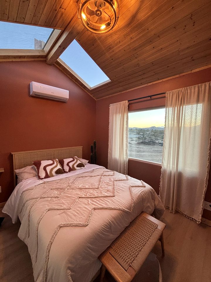 Delightful Cozy Cabin for a Serene Couples Retreat in Joshua Tree, California
