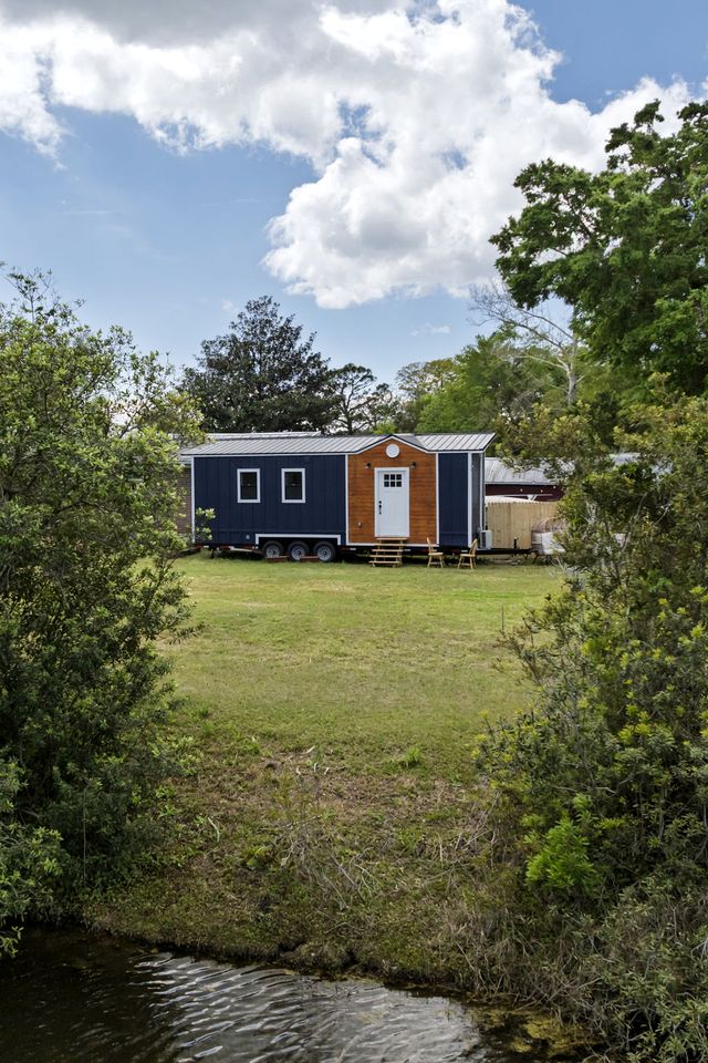 Charming Tiny House Next to Pond in Jacksonville, Florida