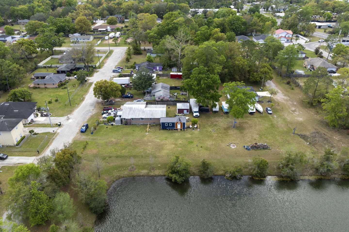 Charming Tiny House Next to Pond in Jacksonville, Florida