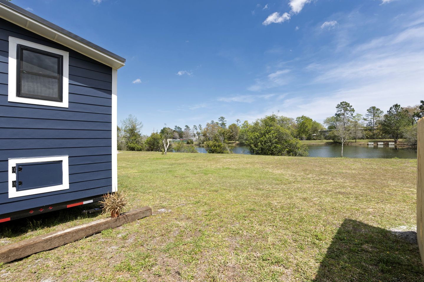 Charming Tiny House Next to Pond in Jacksonville, Florida