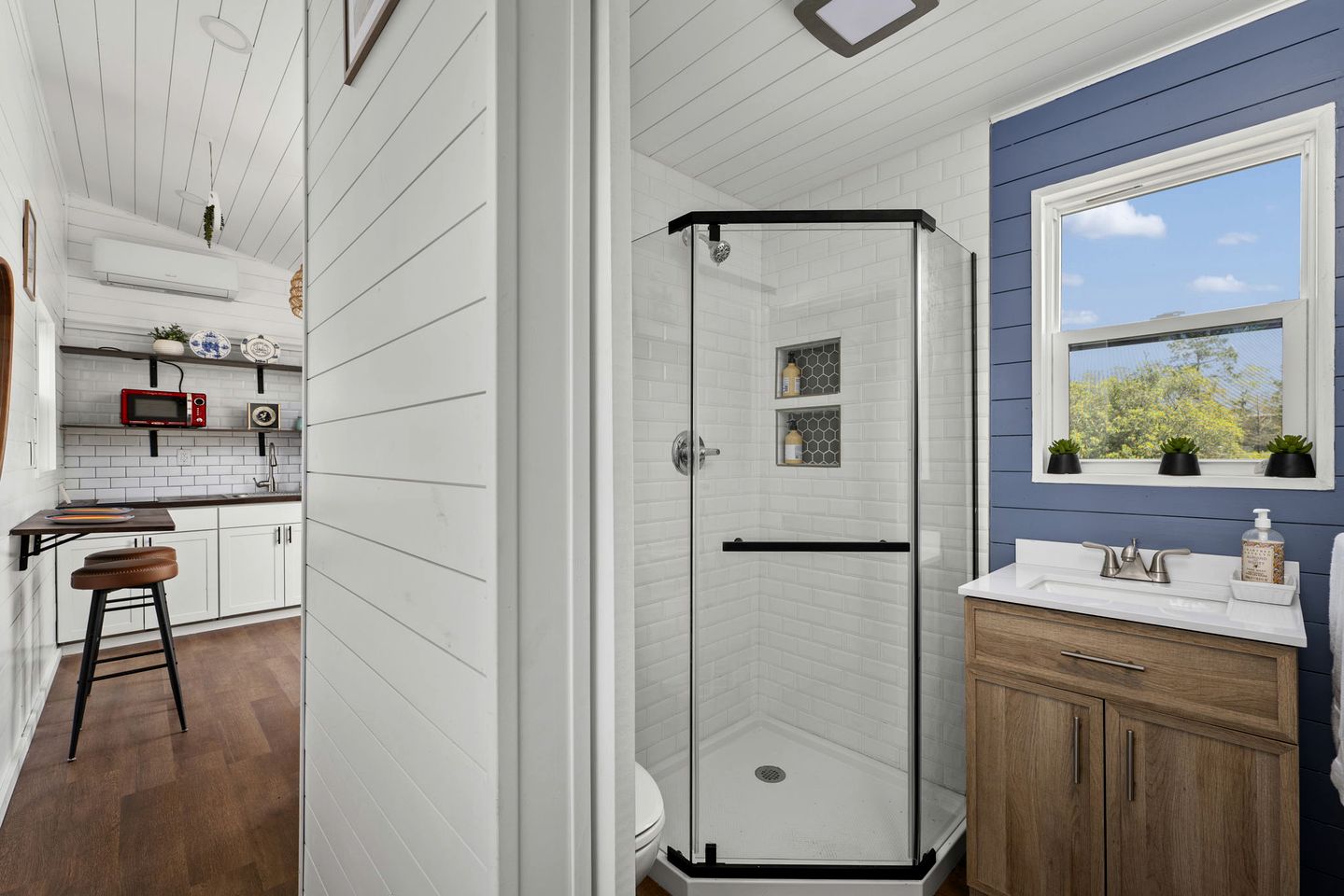 Charming Tiny House Next to Pond in Jacksonville, Florida