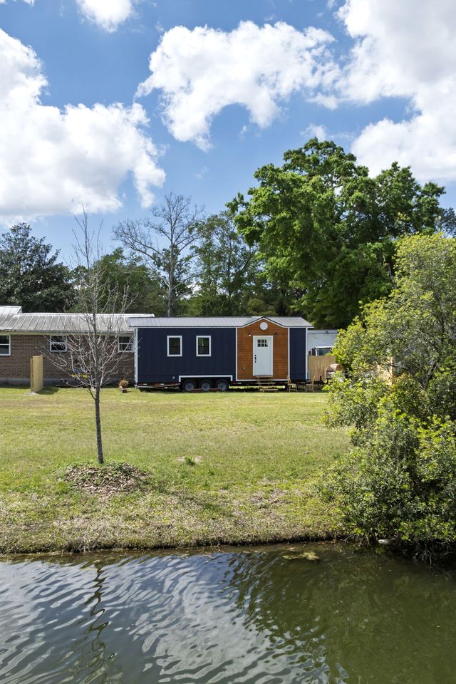 Charming Tiny House Next to Pond in Jacksonville, Florida