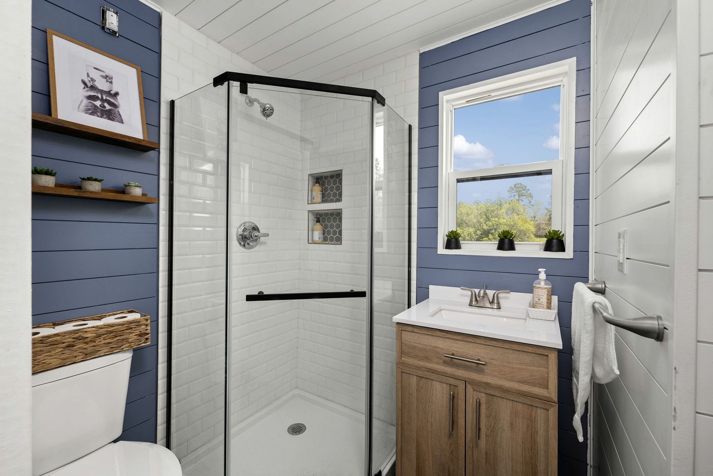Charming Tiny House Next to Pond in Jacksonville, Florida