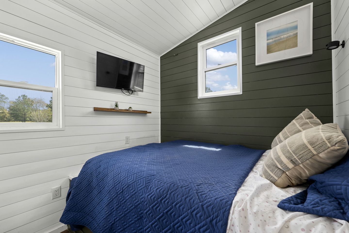 Charming Tiny House Next to Pond in Jacksonville, Florida