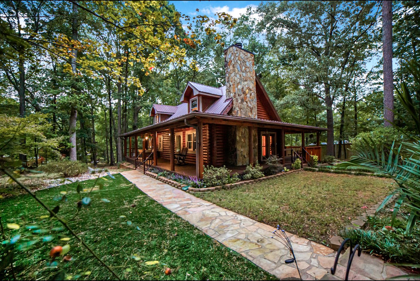Peaceful Luxurious Cabin with Barrel Sauna, Hot Tub, and Fire Pit for an Amazing Relaxing Getaway in Nature in McDonough, Georgia