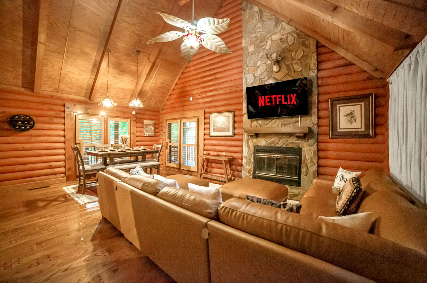 Peaceful Luxurious Cabin with Barrel Sauna, Hot Tub, and Fire Pit for an Amazing Relaxing Getaway in Nature in McDonough, Georgia