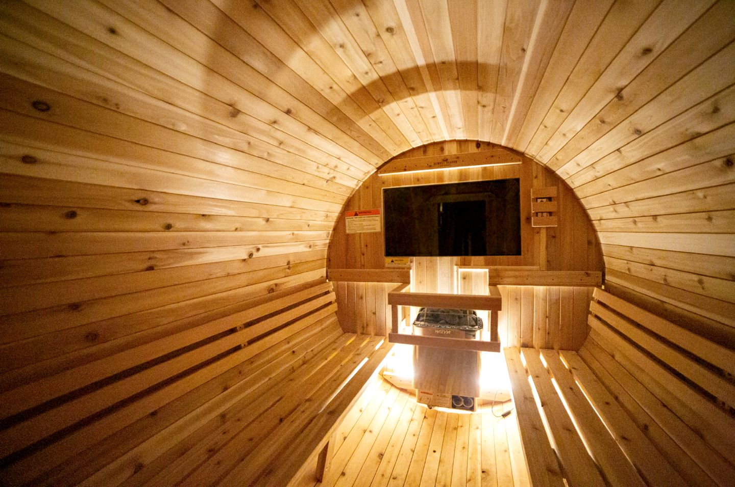 Peaceful Luxurious Cabin with Barrel Sauna, Hot Tub, and Fire Pit for an Amazing Relaxing Getaway in Nature in McDonough, Georgia
