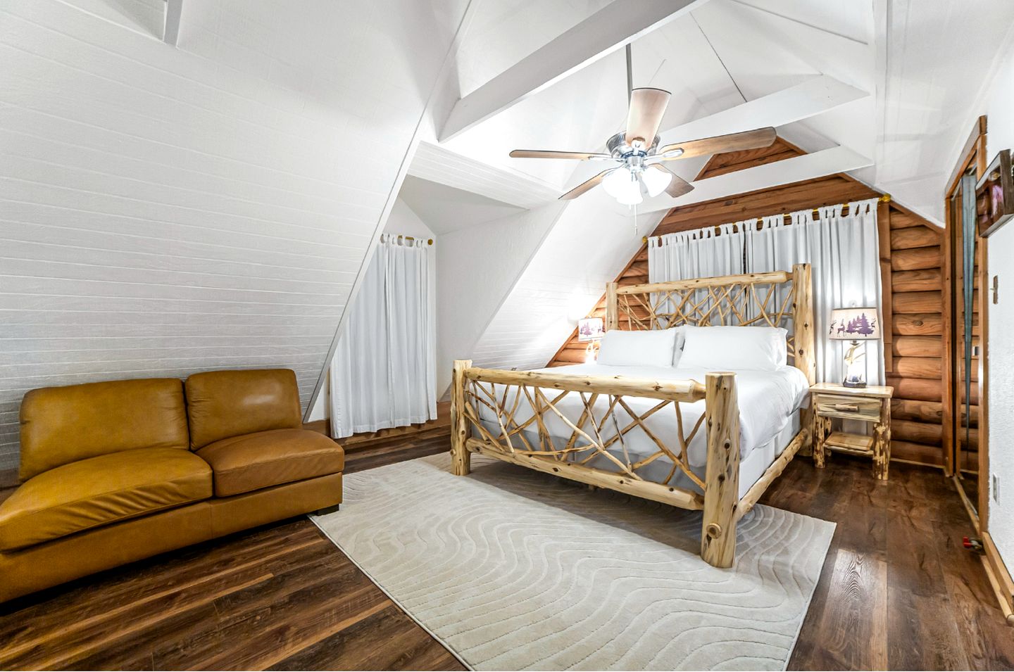 Peaceful Luxurious Cabin with Barrel Sauna, Hot Tub, and Fire Pit for an Amazing Relaxing Getaway in Nature in McDonough, Georgia