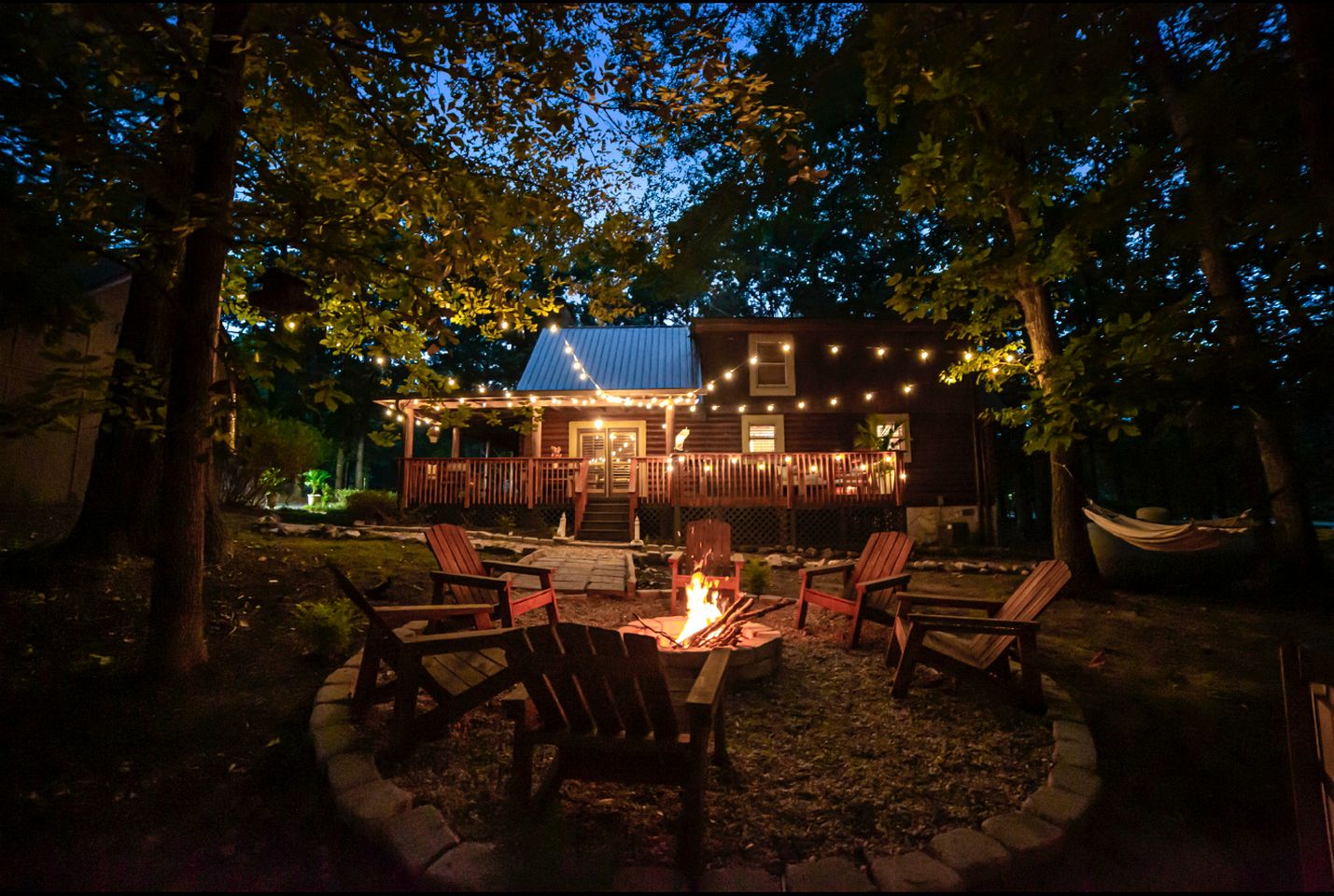 Peaceful Luxurious Cabin with Barrel Sauna, Hot Tub, and Fire Pit for an Amazing Relaxing Getaway in Nature in McDonough, Georgia