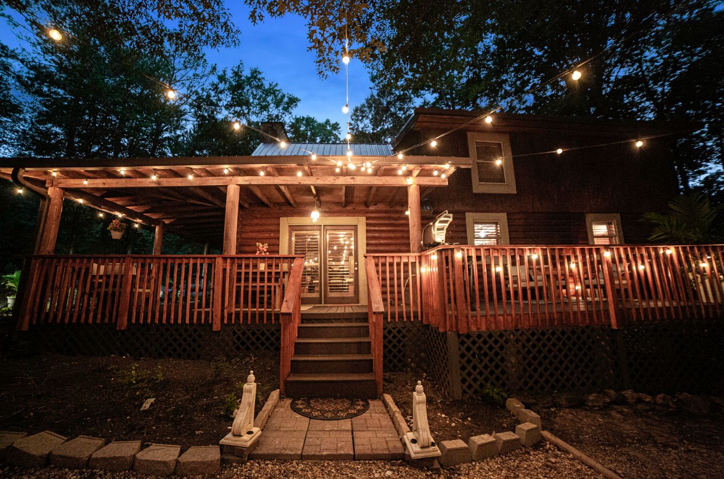 Peaceful Luxurious Cabin with Barrel Sauna, Hot Tub, and Fire Pit for an Amazing Relaxing Getaway in Nature in McDonough, Georgia
