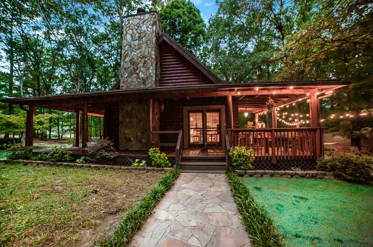 Peaceful Luxurious Cabin with Barrel Sauna, Hot Tub, and Fire Pit for an Amazing Relaxing Getaway in Nature in McDonough, Georgia