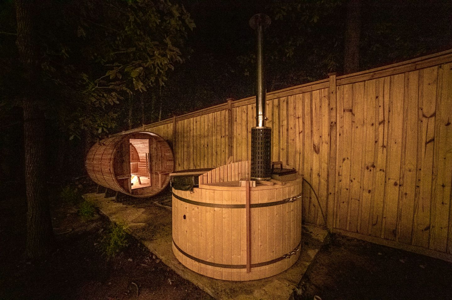 Peaceful Luxurious Cabin with Barrel Sauna, Hot Tub, and Fire Pit for an Amazing Relaxing Getaway in Nature in McDonough, Georgia