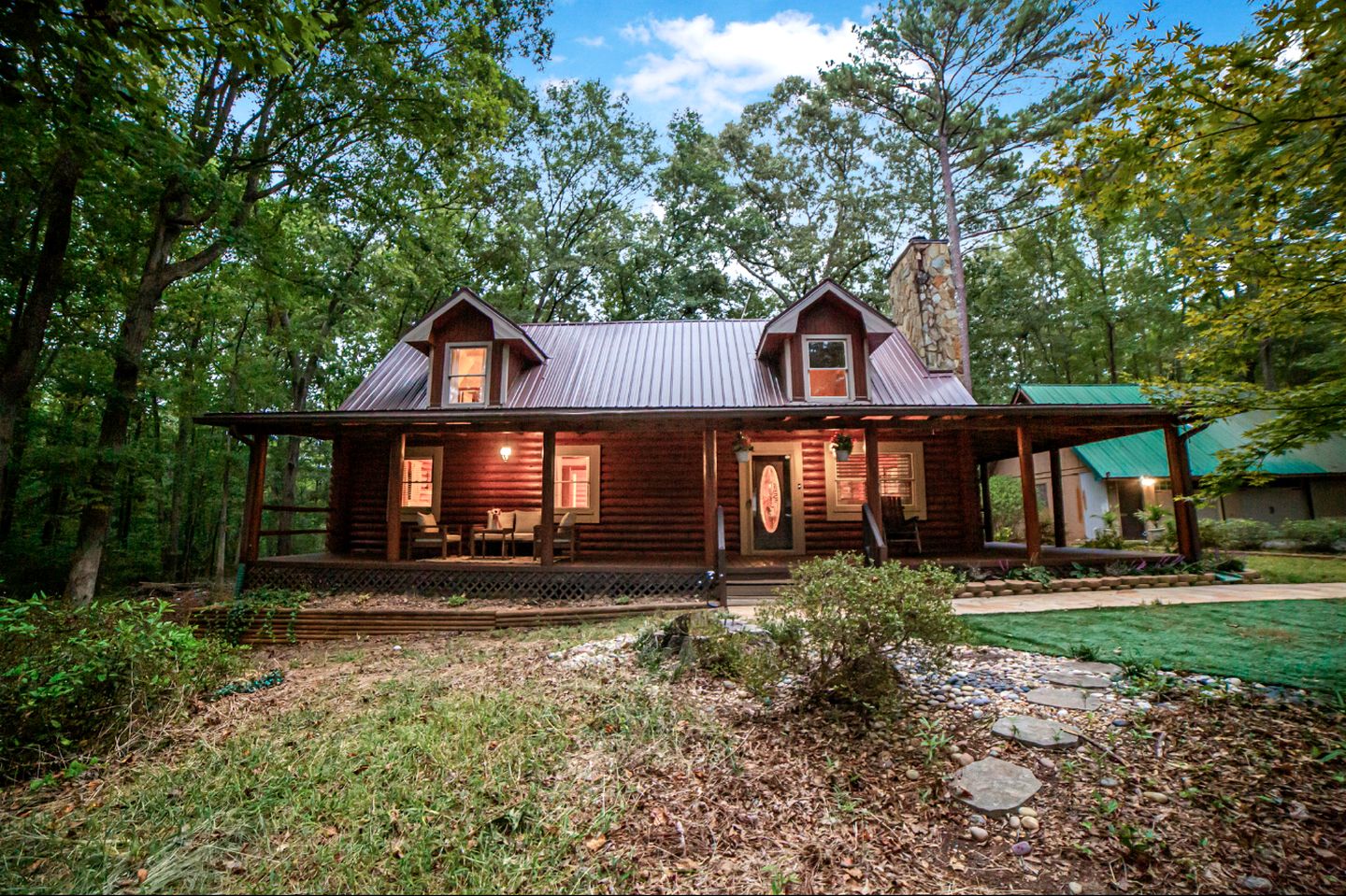 Peaceful Luxurious Cabin with Barrel Sauna, Hot Tub, and Fire Pit for an Amazing Relaxing Getaway in Nature in McDonough, Georgia