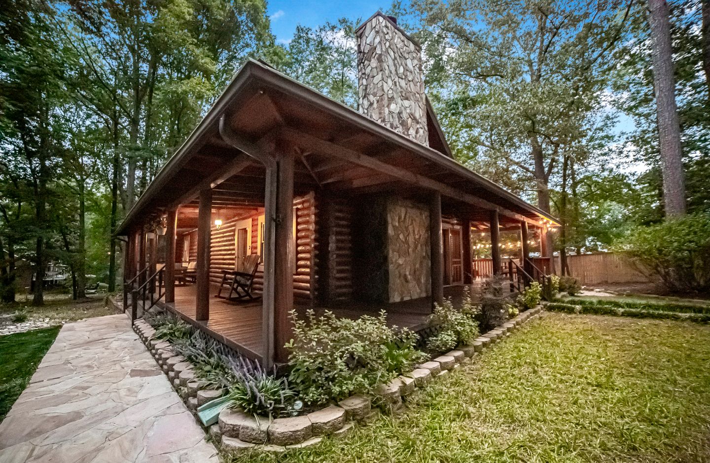 Peaceful Luxurious Cabin with Barrel Sauna, Hot Tub, and Fire Pit for an Amazing Relaxing Getaway in Nature in McDonough, Georgia