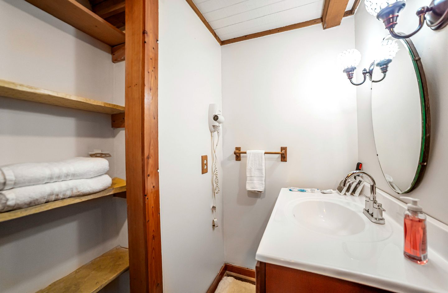 Peaceful Luxurious Cabin with Barrel Sauna, Hot Tub, and Fire Pit for an Amazing Relaxing Getaway in Nature in McDonough, Georgia