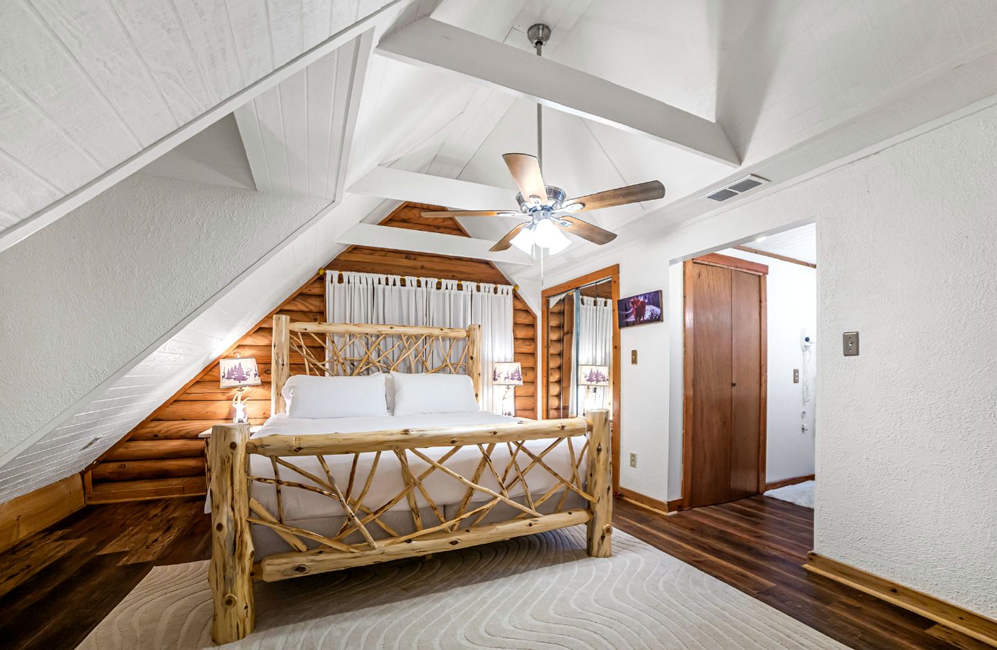 Peaceful Luxurious Cabin with Barrel Sauna, Hot Tub, and Fire Pit for an Amazing Relaxing Getaway in Nature in McDonough, Georgia