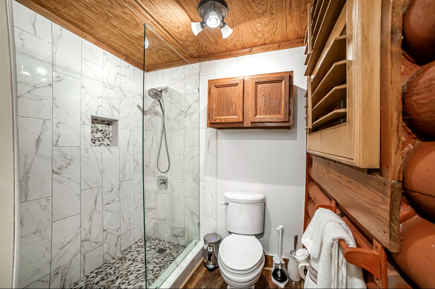Peaceful Luxurious Cabin with Barrel Sauna, Hot Tub, and Fire Pit for an Amazing Relaxing Getaway in Nature in McDonough, Georgia