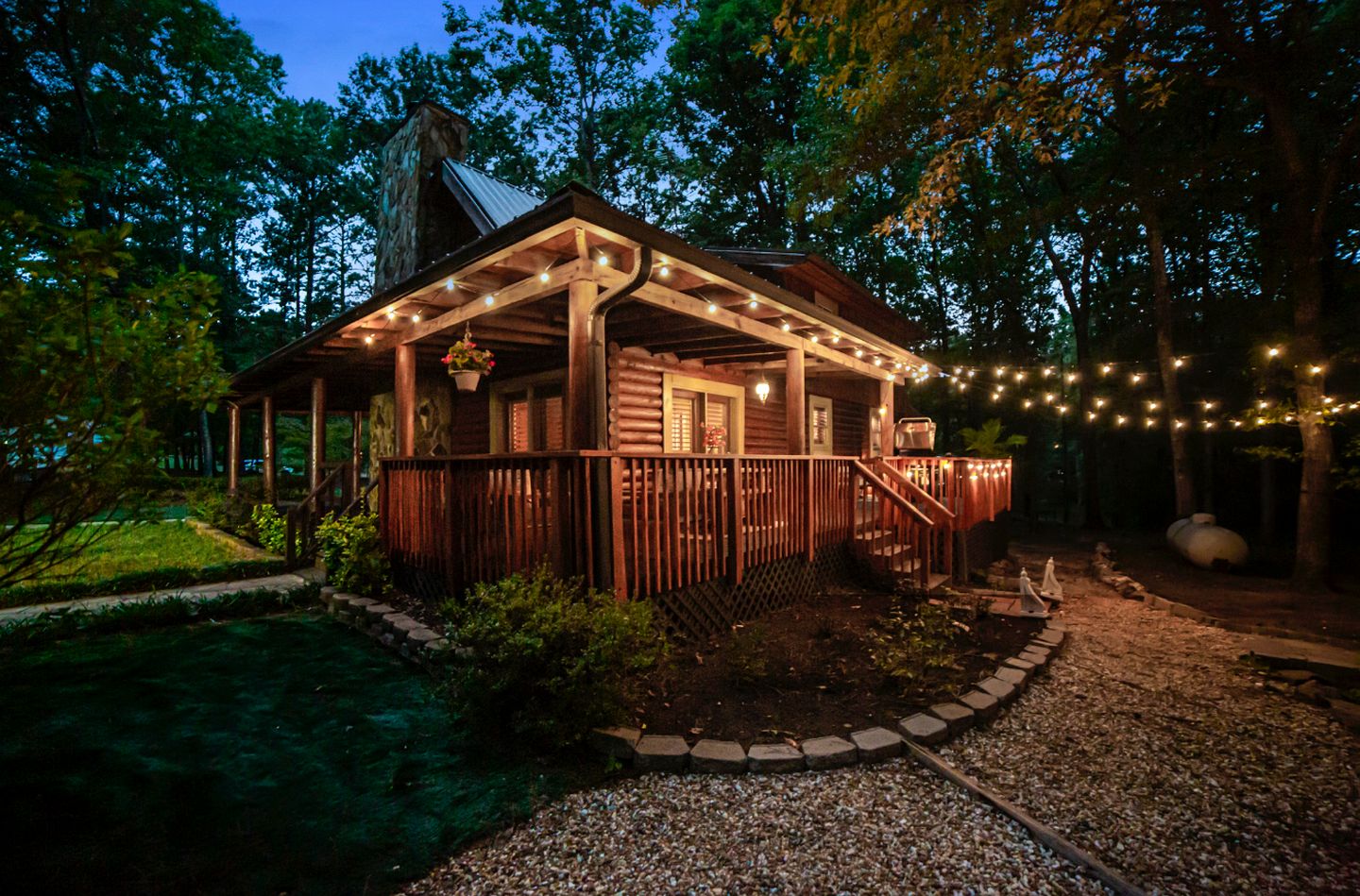 Peaceful Luxurious Cabin with Barrel Sauna, Hot Tub, and Fire Pit for an Amazing Relaxing Getaway in Nature in McDonough, Georgia