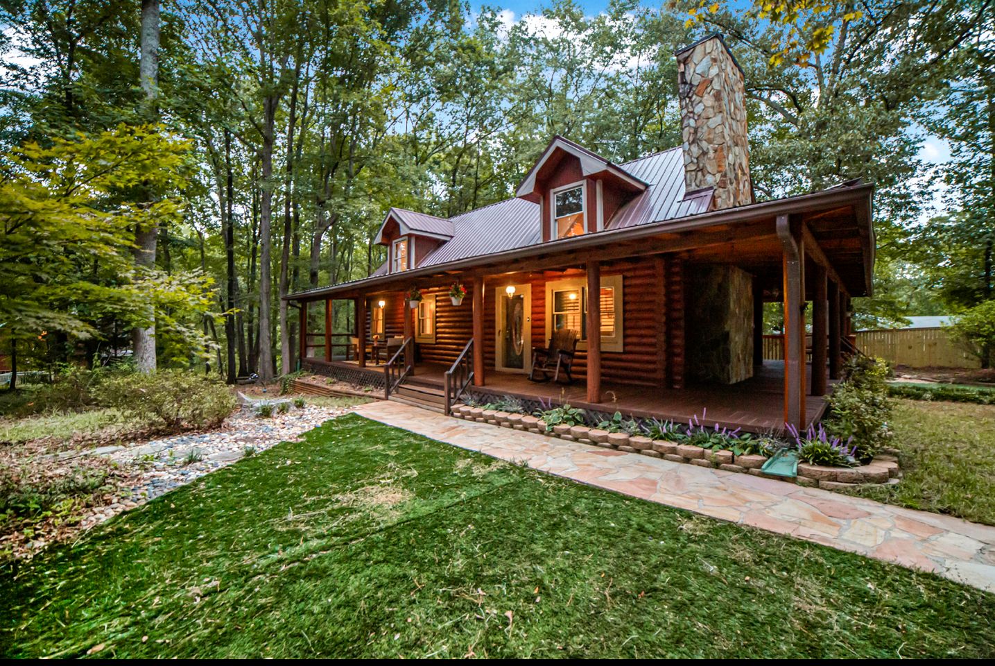 Peaceful Luxurious Cabin with Barrel Sauna, Hot Tub, and Fire Pit for an Amazing Relaxing Getaway in Nature in McDonough, Georgia