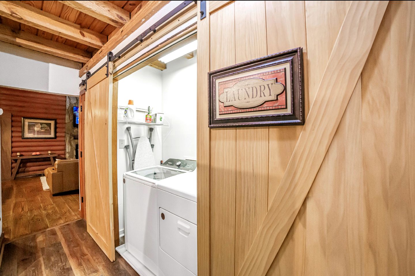 Peaceful Luxurious Cabin with Barrel Sauna, Hot Tub, and Fire Pit for an Amazing Relaxing Getaway in Nature in McDonough, Georgia