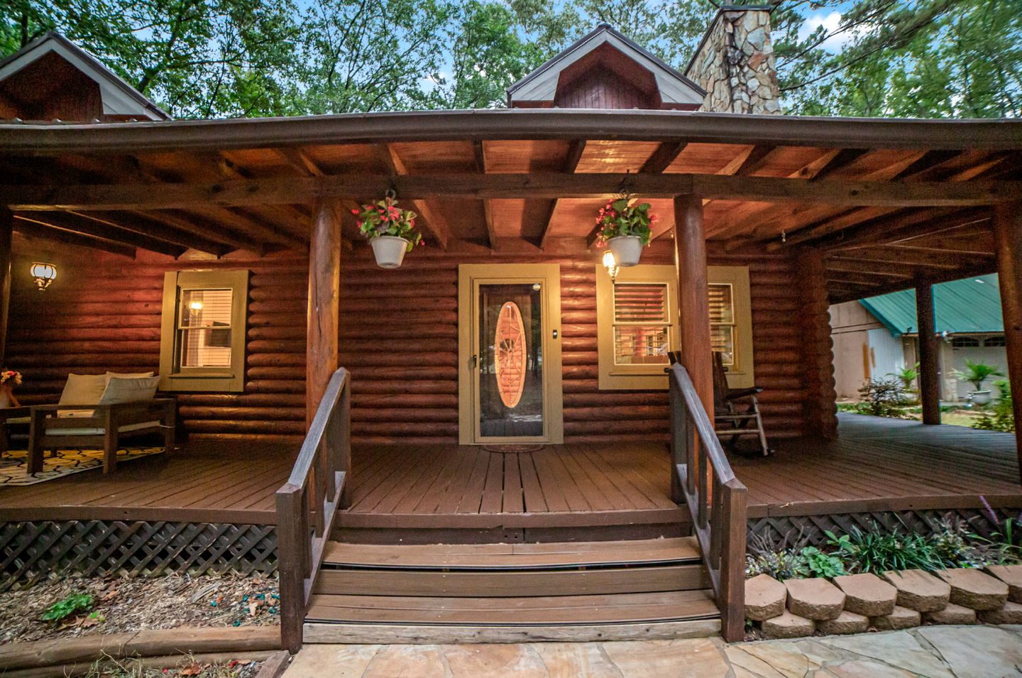 Peaceful Luxurious Cabin with Barrel Sauna, Hot Tub, and Fire Pit for an Amazing Relaxing Getaway in Nature in McDonough, Georgia
