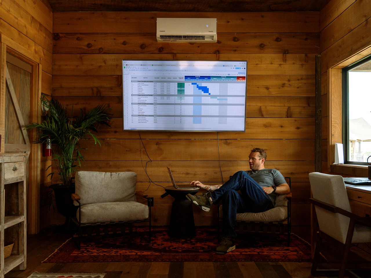 Incredible Glamping Lodge with Spacious Lounge and BBQ on the Wrap-Around Deck in Stonewall, Texas