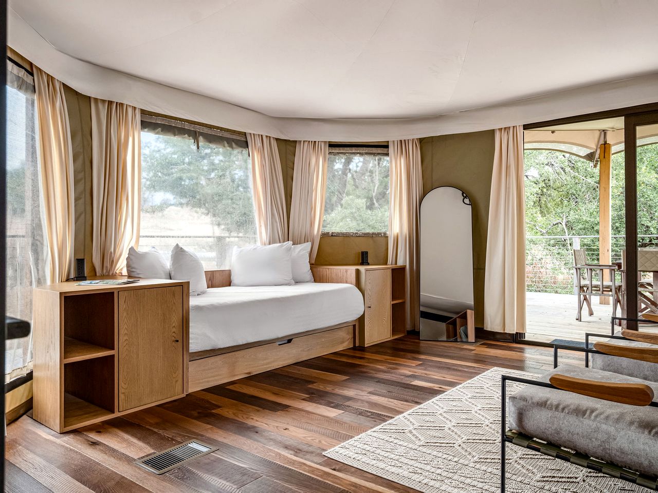 Incredible Glamping Lodge with Spacious Lounge and BBQ on the Wrap-Around Deck in Stonewall, Texas