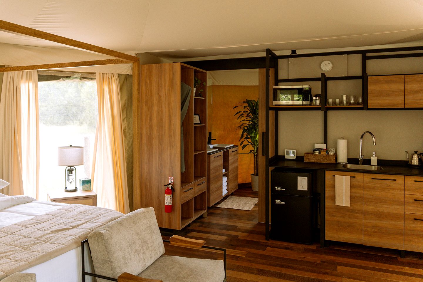 Incredible Glamping Lodge with Spacious Lounge and BBQ on the Wrap-Around Deck in Stonewall, Texas