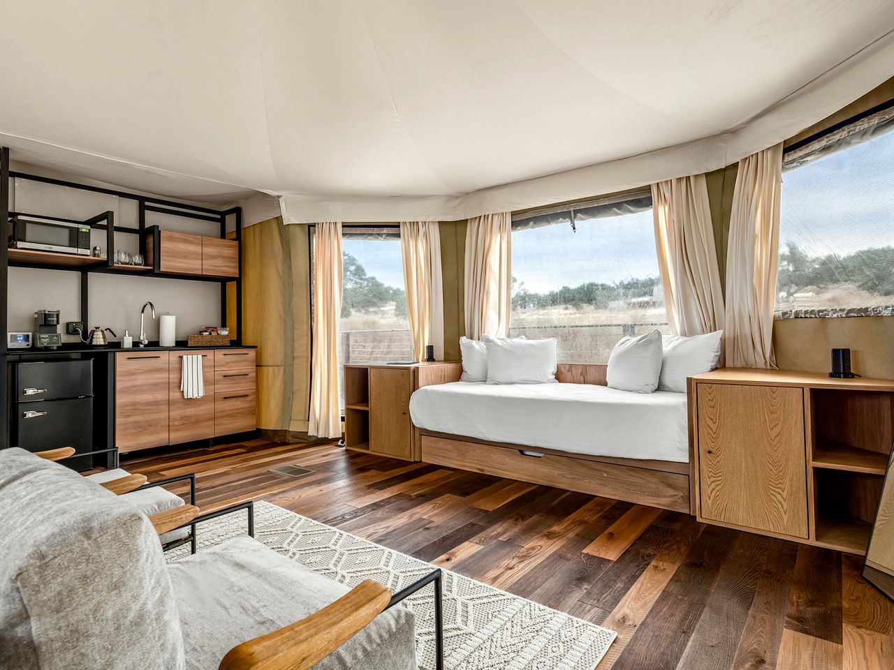 Incredible Glamping Lodge with Spacious Lounge and BBQ on the Wrap-Around Deck in Stonewall, Texas