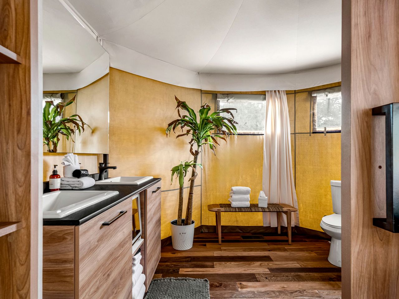 Incredible Glamping Lodge with Spacious Lounge and BBQ on the Wrap-Around Deck in Stonewall, Texas