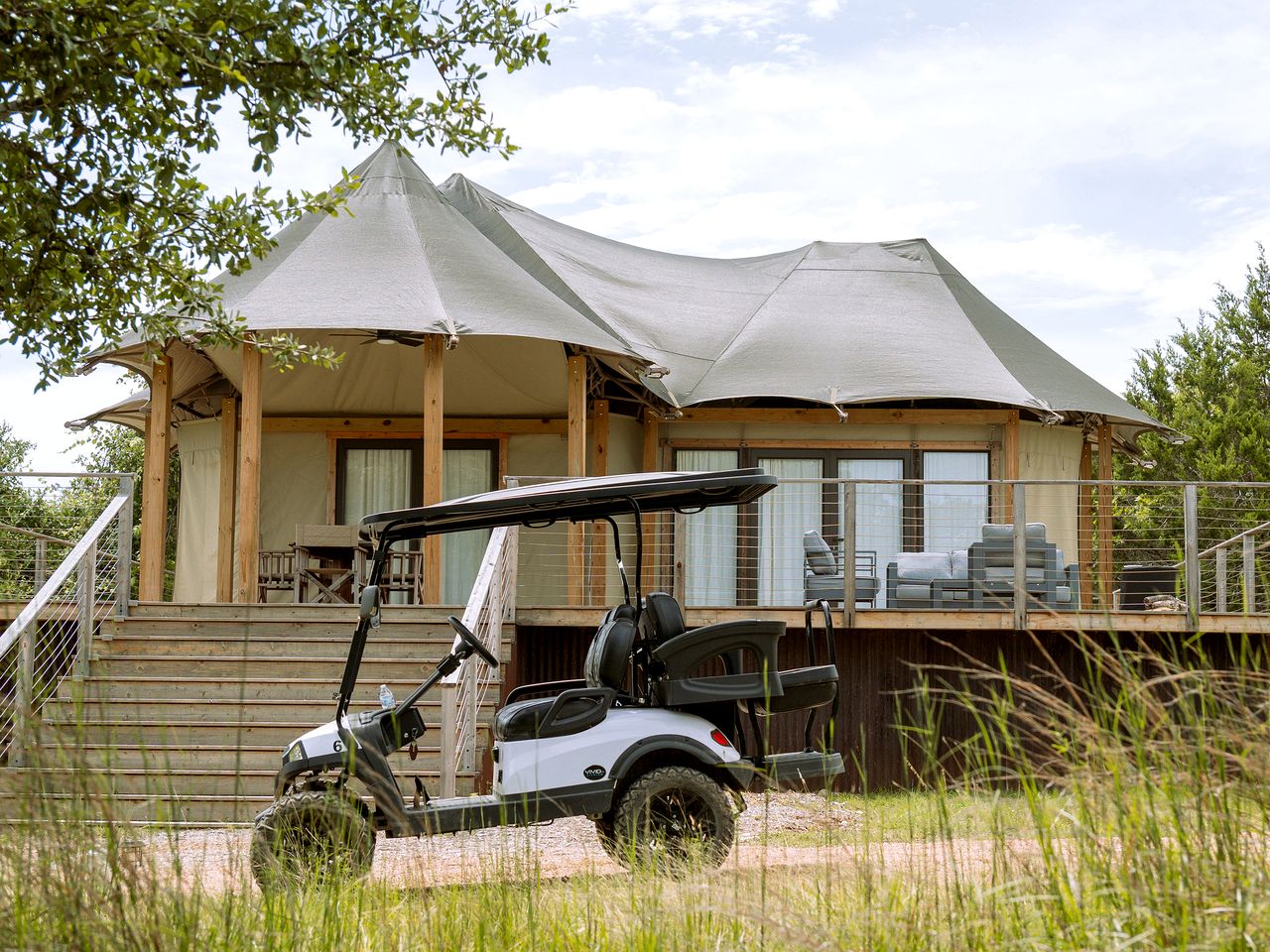 Incredible Glamping Lodge with Spacious Lounge and BBQ on the Wrap-Around Deck in Stonewall, Texas