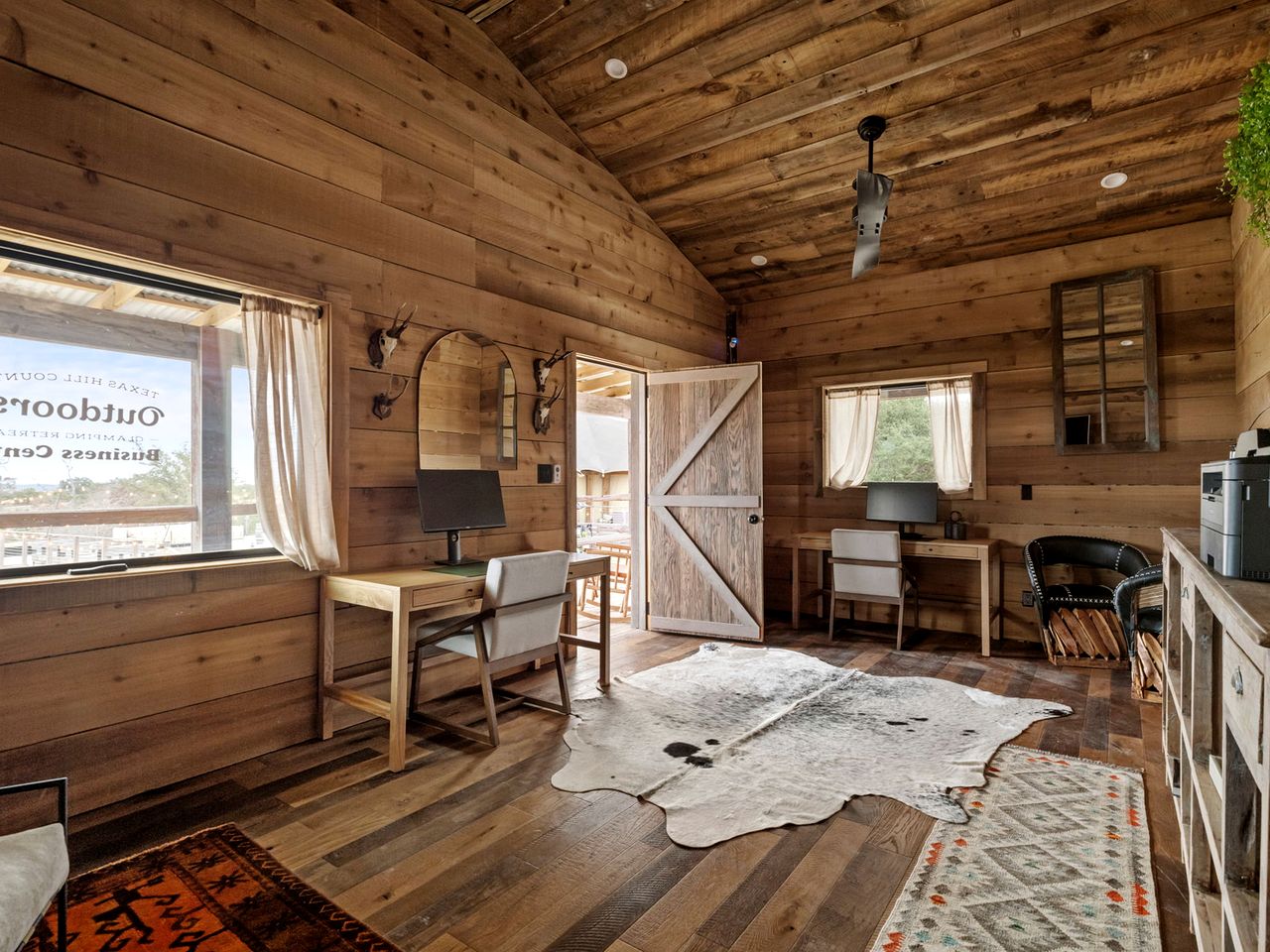 Beautiful Glamping Lodge with Mini-Bar and Fire Pit for an Unforgettable Escape in Stonewall, Texas