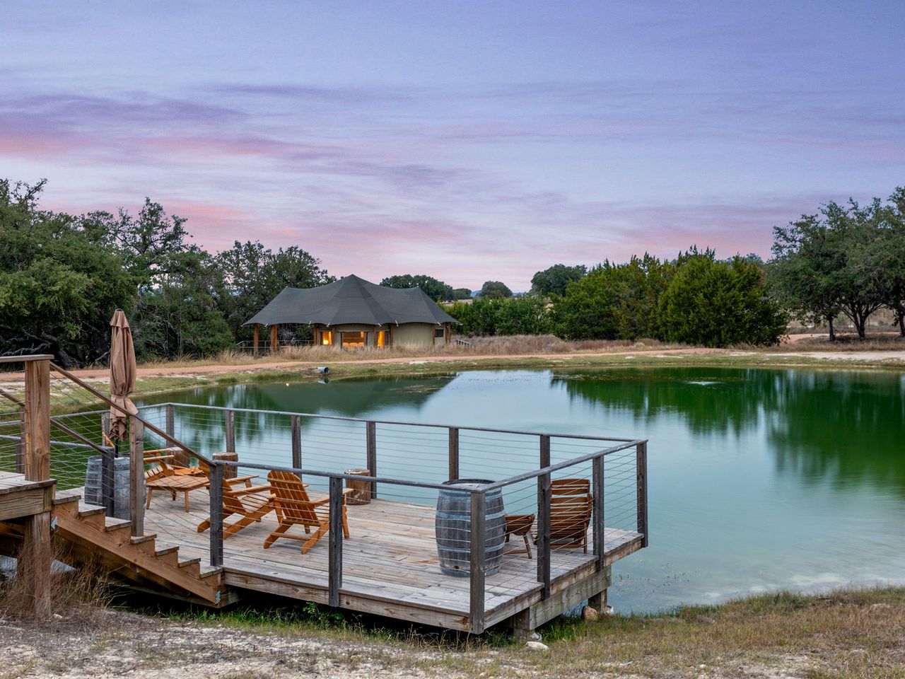 Beautiful Glamping Lodge with Mini-Bar and Fire Pit for an Unforgettable Escape in Stonewall, Texas