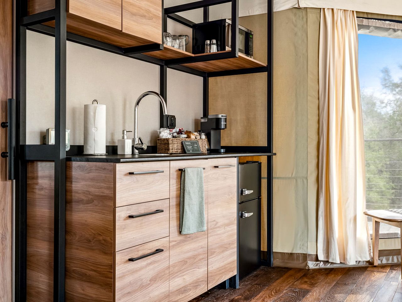 Beautiful Glamping Lodge with Mini-Bar and Fire Pit for an Unforgettable Escape in Stonewall, Texas