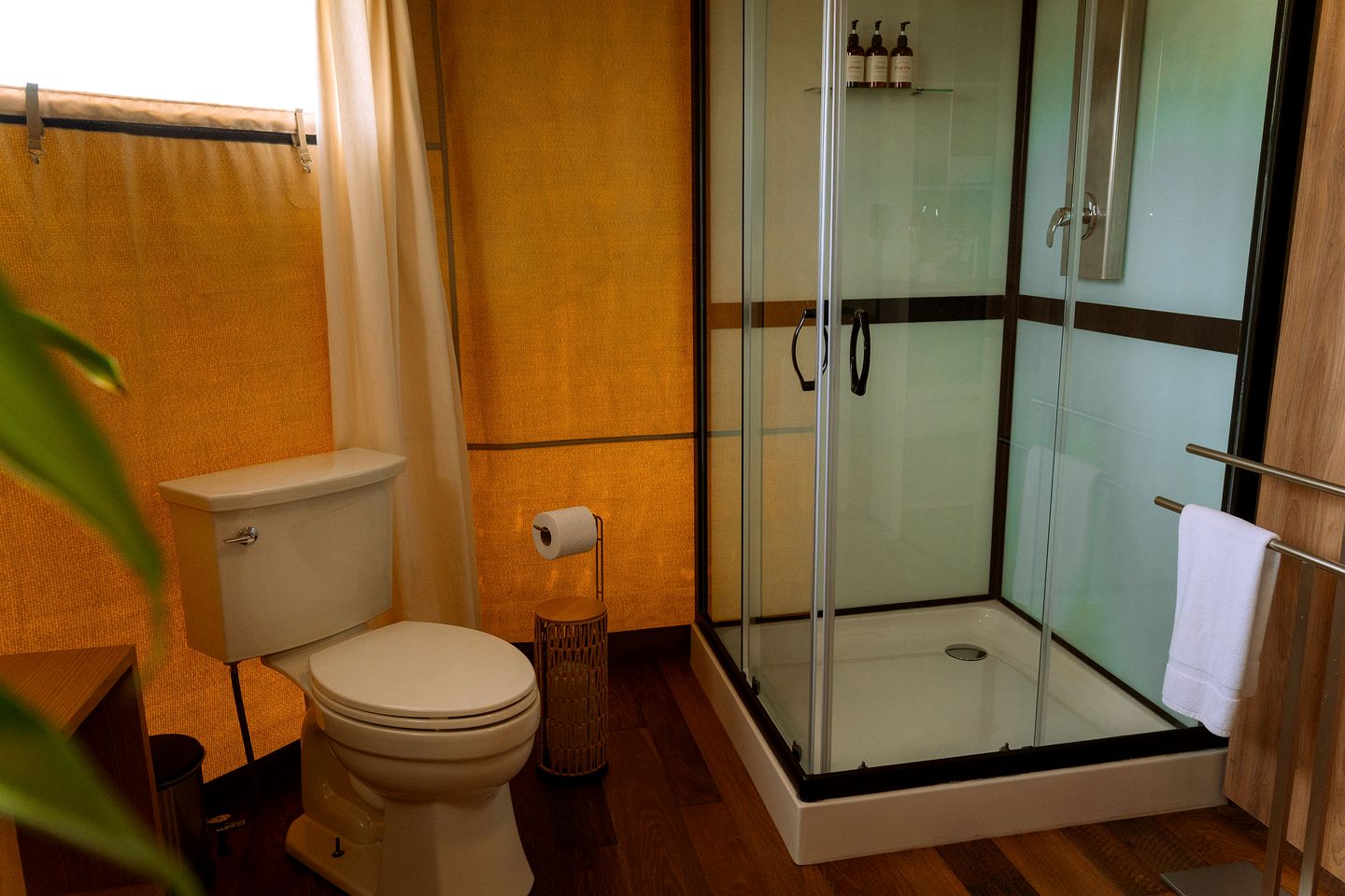 Beautiful Glamping Lodge with Mini-Bar and Fire Pit for an Unforgettable Escape in Stonewall, Texas