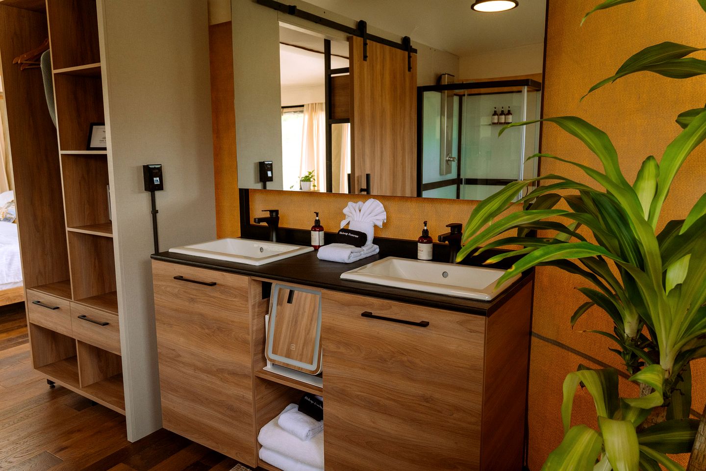 Beautiful Glamping Lodge with Mini-Bar and Fire Pit for an Unforgettable Escape in Stonewall, Texas