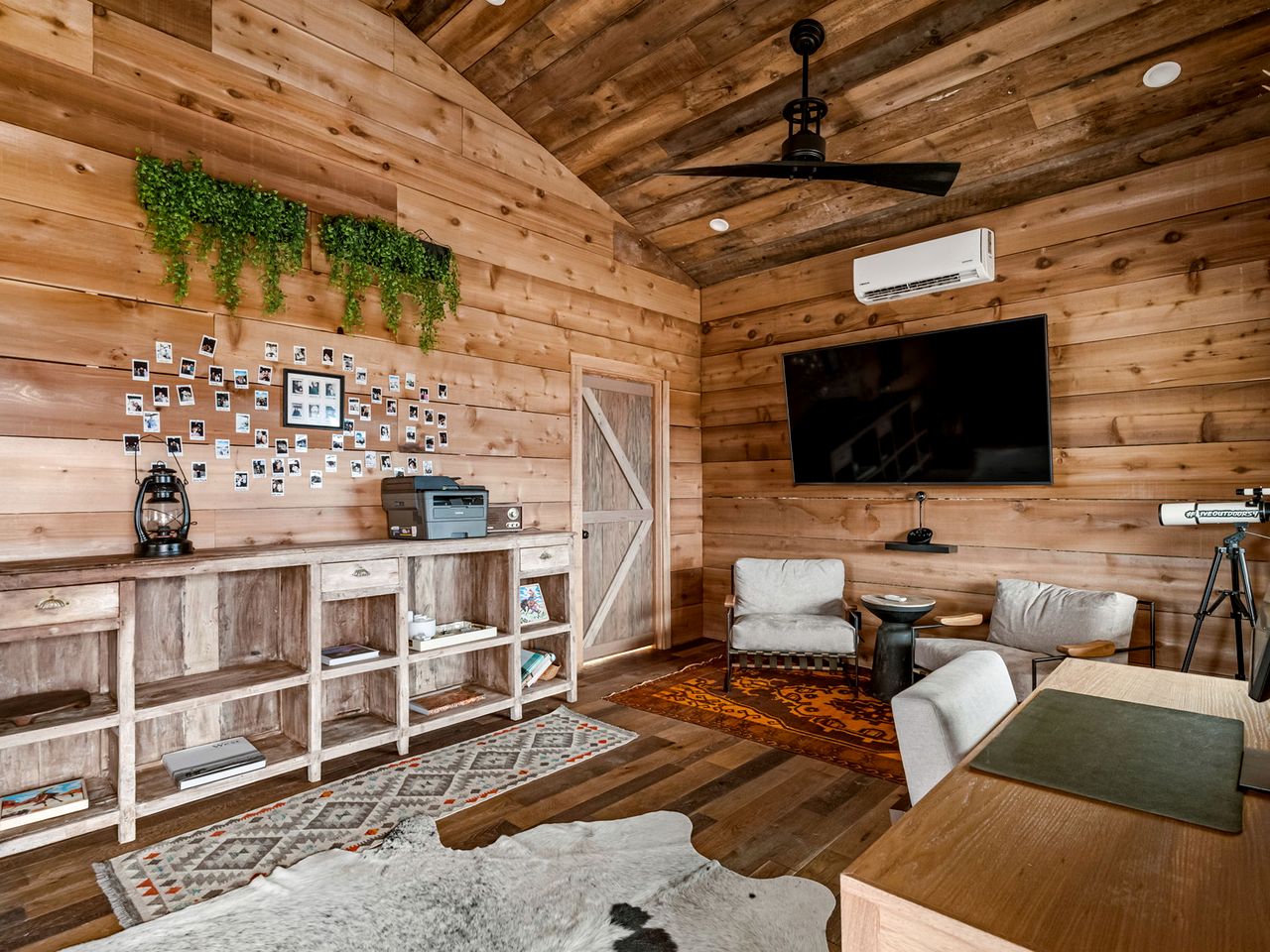 Beautiful Glamping Lodge with Mini-Bar and Fire Pit for an Unforgettable Escape in Stonewall, Texas