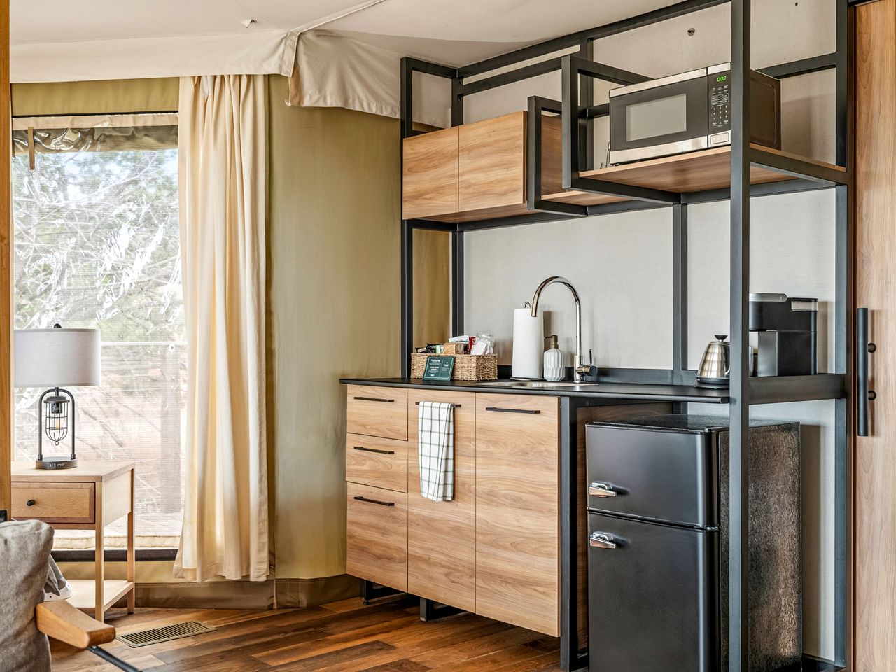 Beautiful Glamping Lodge with Mini-Bar and Fire Pit for an Unforgettable Escape in Stonewall, Texas