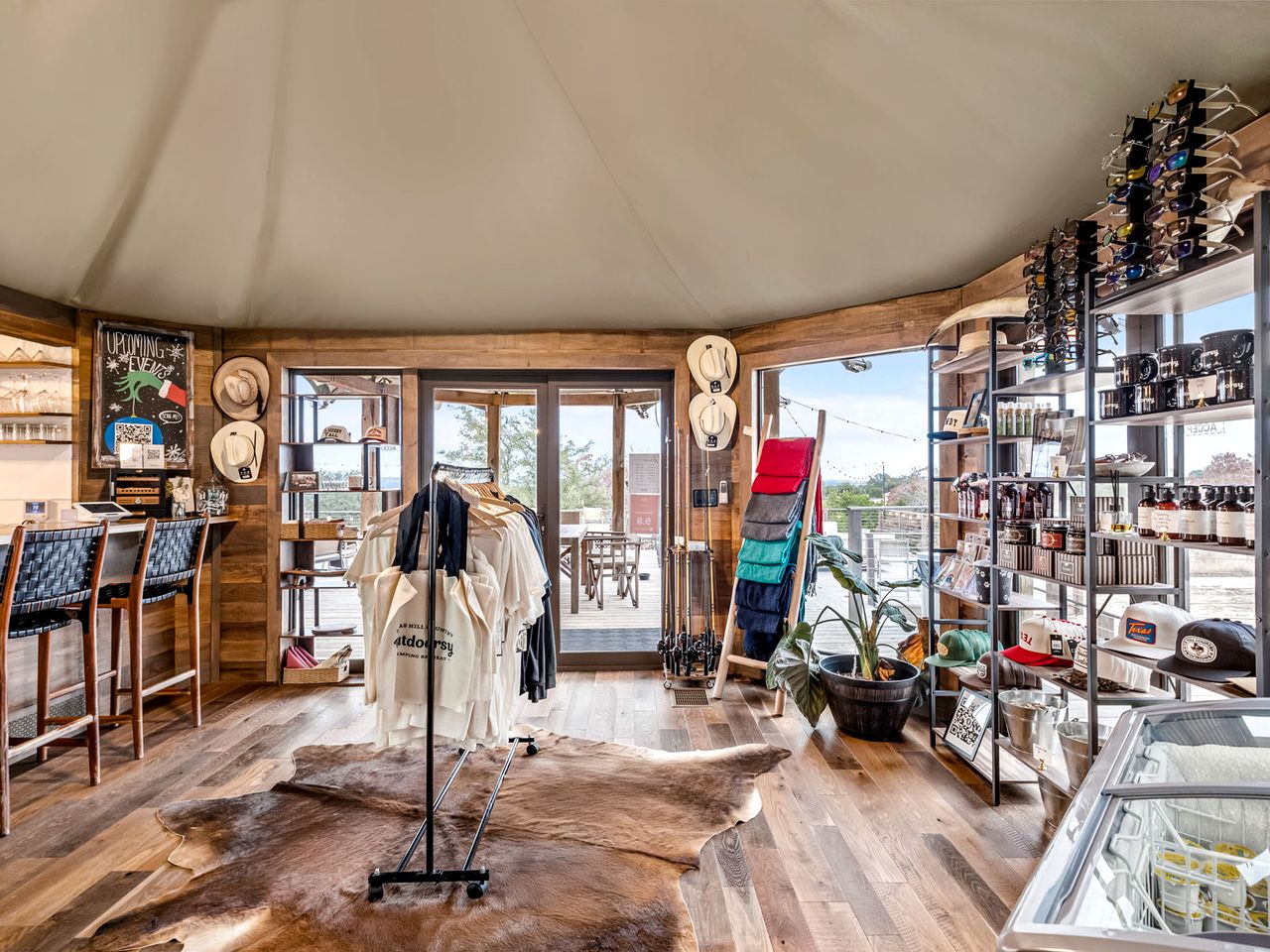 Beautiful Glamping Lodge with Mini-Bar and Fire Pit for an Unforgettable Escape in Stonewall, Texas