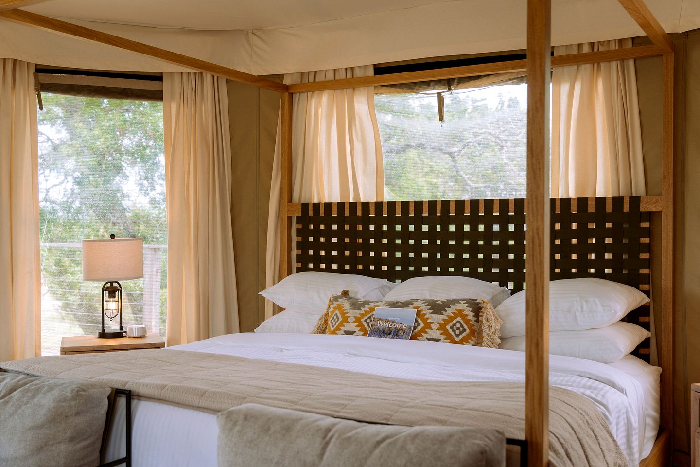 Beautiful Glamping Lodge with Mini-Bar and Fire Pit for an Unforgettable Escape in Stonewall, Texas