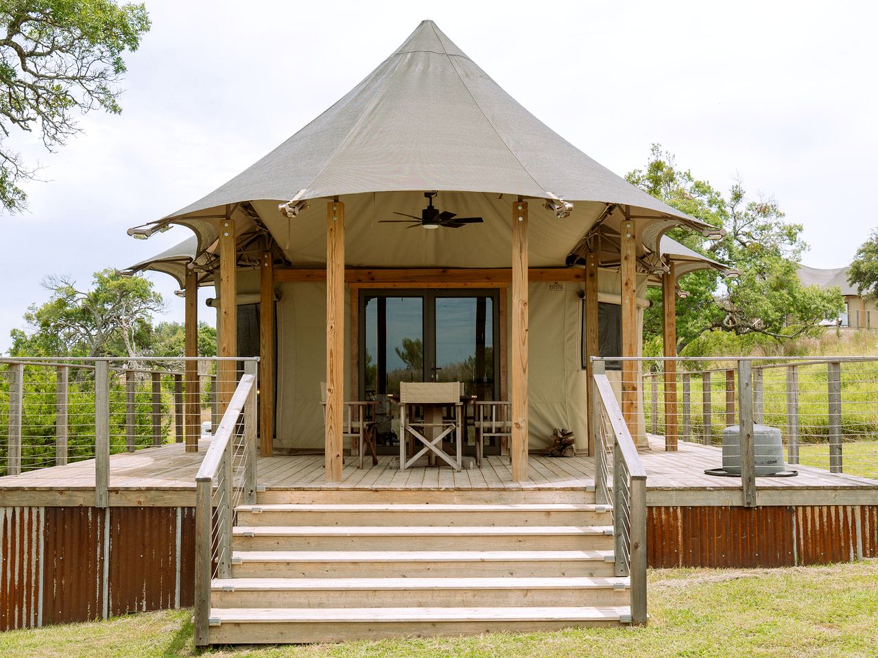 Beautiful Glamping Lodge with Mini-Bar and Fire Pit for an Unforgettable Escape in Stonewall, Texas