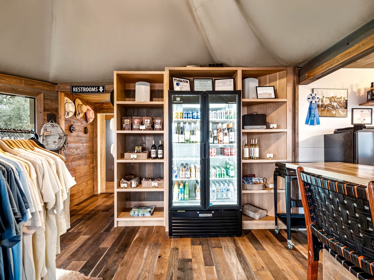 Beautiful Glamping Lodge with Mini-Bar and Fire Pit for an Unforgettable Escape in Stonewall, Texas