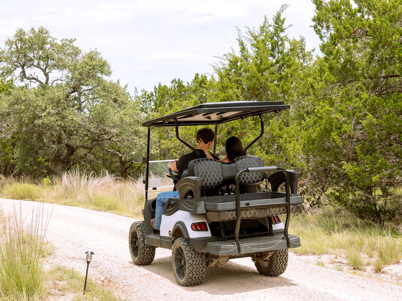 Beautiful Glamping Lodge with Mini-Bar and Fire Pit for an Unforgettable Escape in Stonewall, Texas