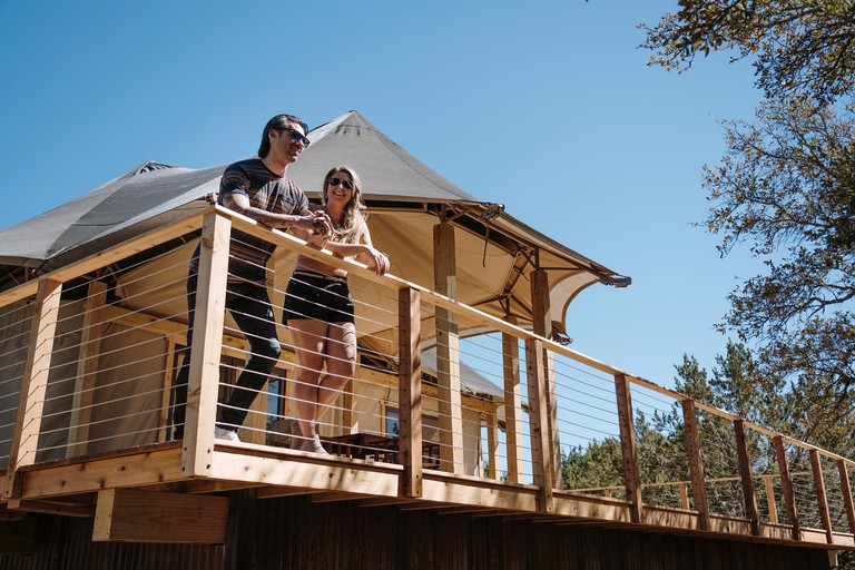 Beautiful Glamping Lodge with Mini-Bar and Fire Pit for an Unforgettable Escape in Stonewall, Texas