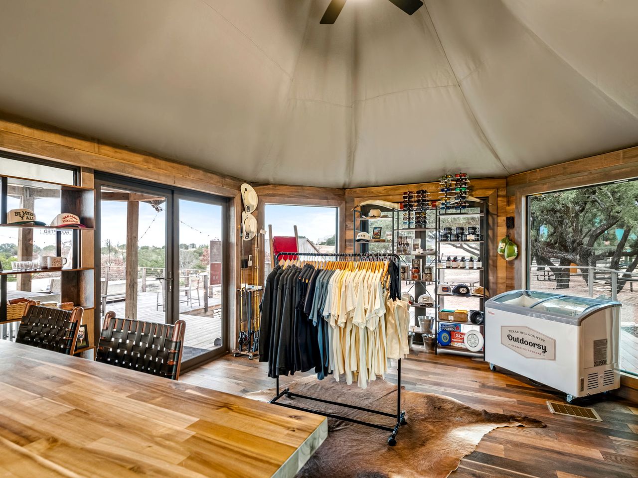 Beautiful Glamping Lodge with Mini-Bar and Fire Pit for an Unforgettable Escape in Stonewall, Texas