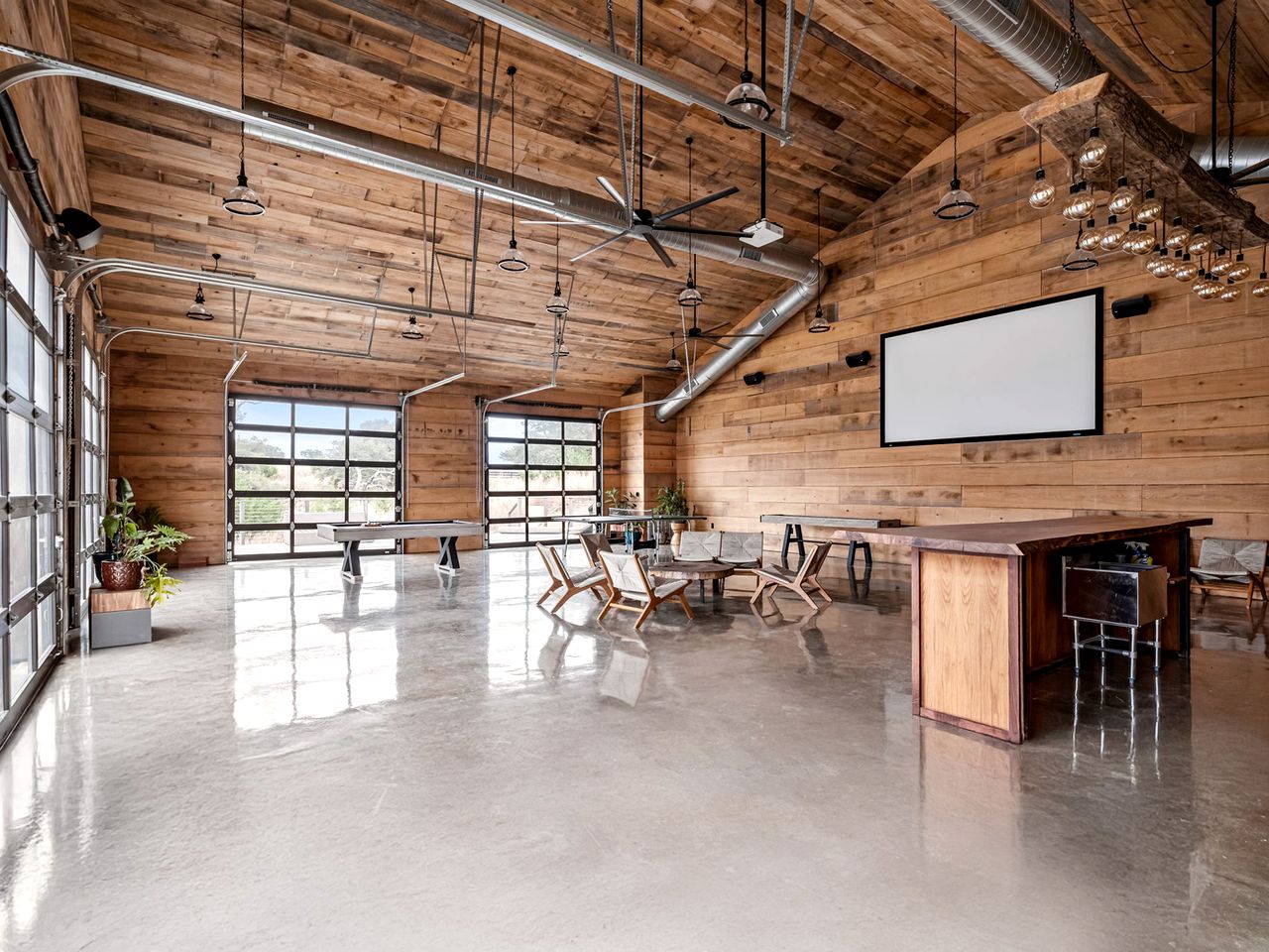 Beautiful Glamping Lodge with Mini-Bar and Fire Pit for an Unforgettable Escape in Stonewall, Texas