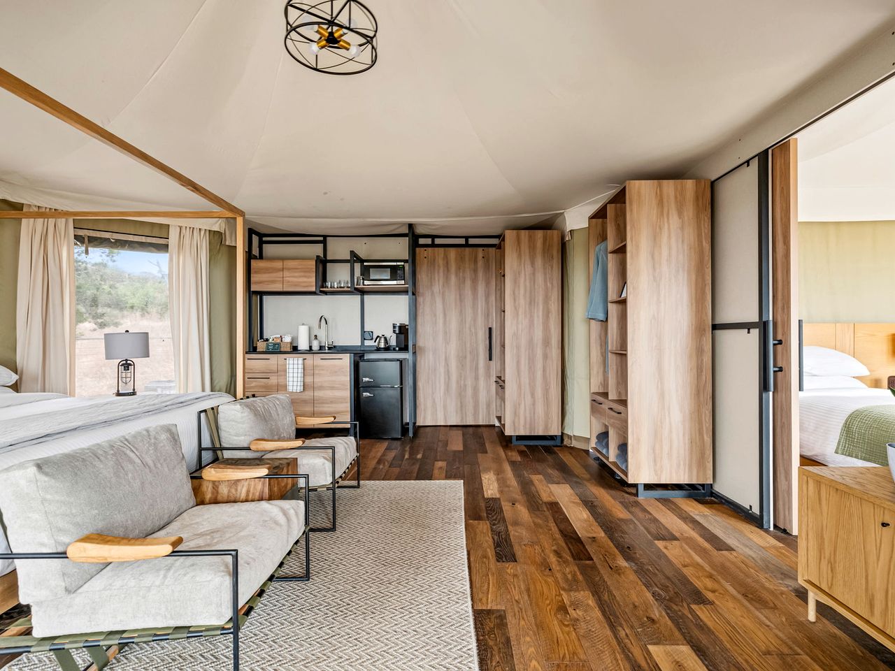 Beautiful Glamping Lodge with Mini-Bar and Fire Pit for an Unforgettable Escape in Stonewall, Texas