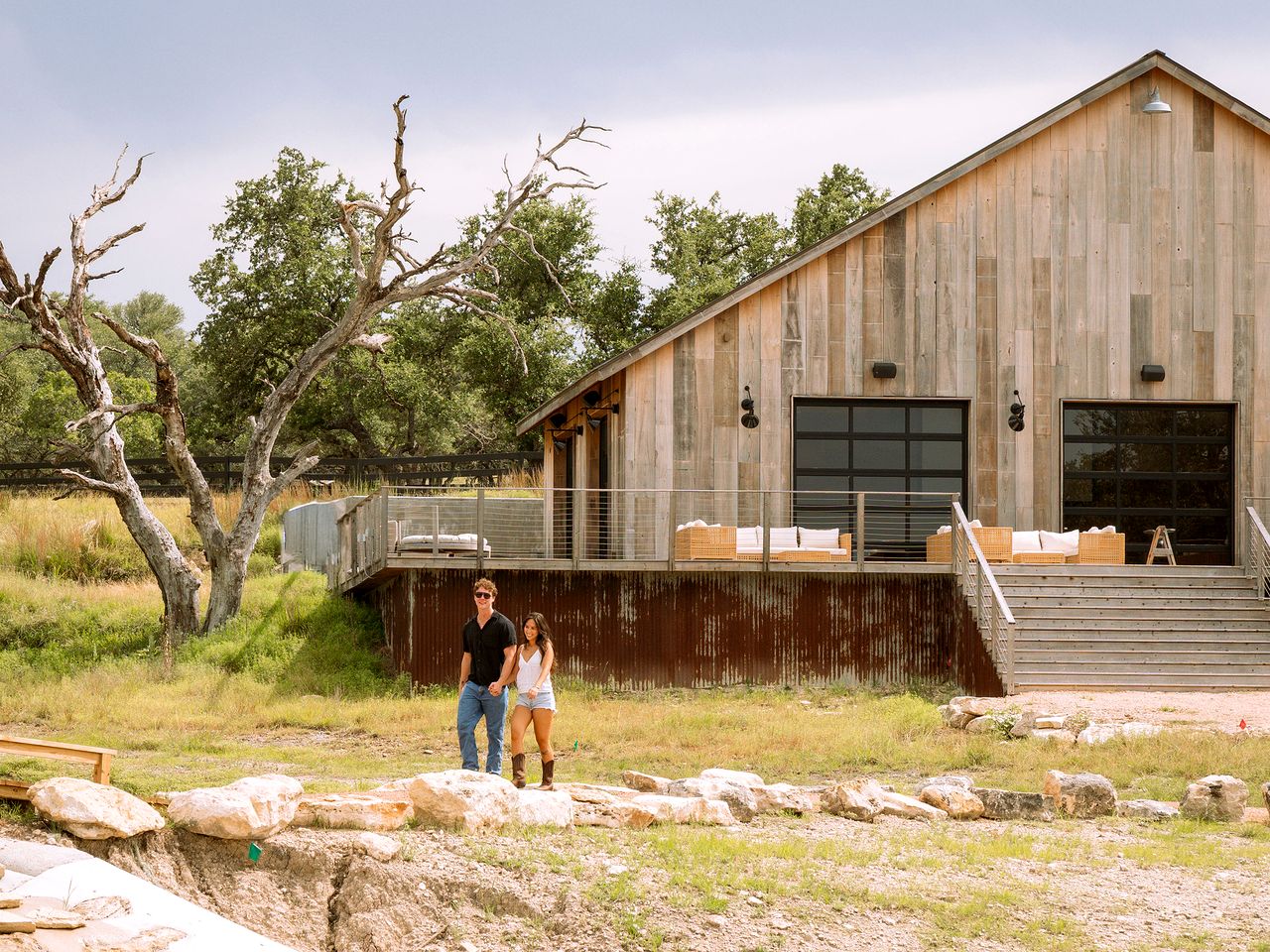 Beautiful Glamping Lodge with Mini-Bar and Fire Pit for an Unforgettable Escape in Stonewall, Texas
